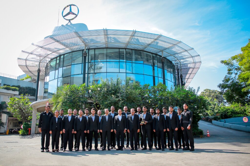 Mercedes-Benz-Service-team-of-DIMO-1.jpg