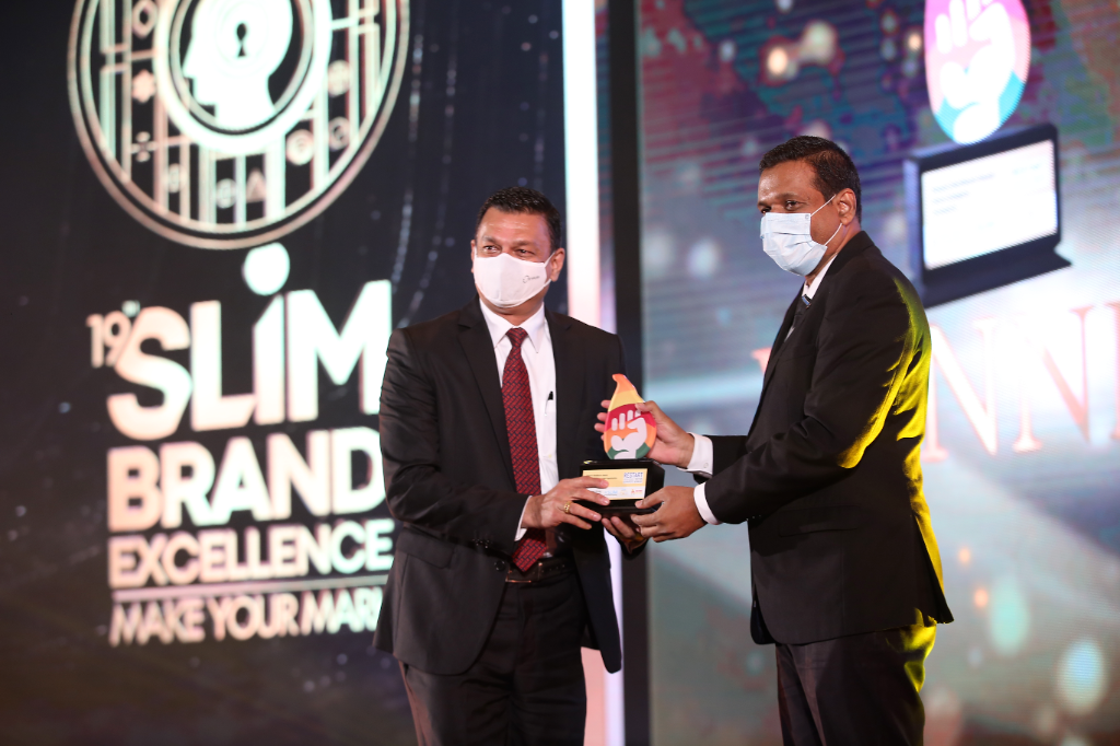 Group CEO of Singer Sri Lanka PLC, Mahesh Wijewardene receiving the SLIM Restart Resilience Gold award (1)