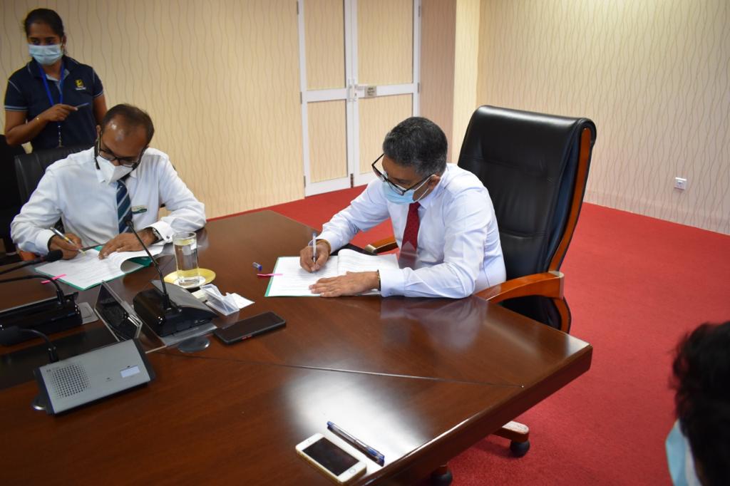 Amana Bank CEO Mohamed Azmeer and Commissioner General of DRP P. Viyani Gunathilake signing the Memorandum