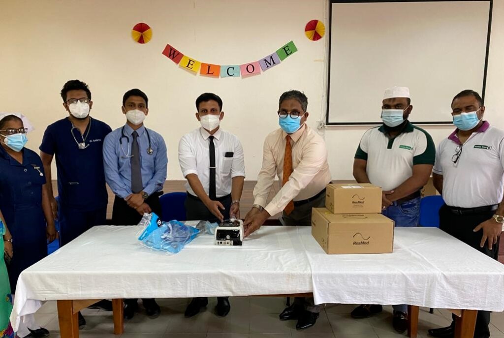 The Bank’s Puttalam Branch Manager Anver Sadath handing over the Ventilator to the Medical Superintendent of the Puttalam Base Hospital Dr H J M A Dushyantha