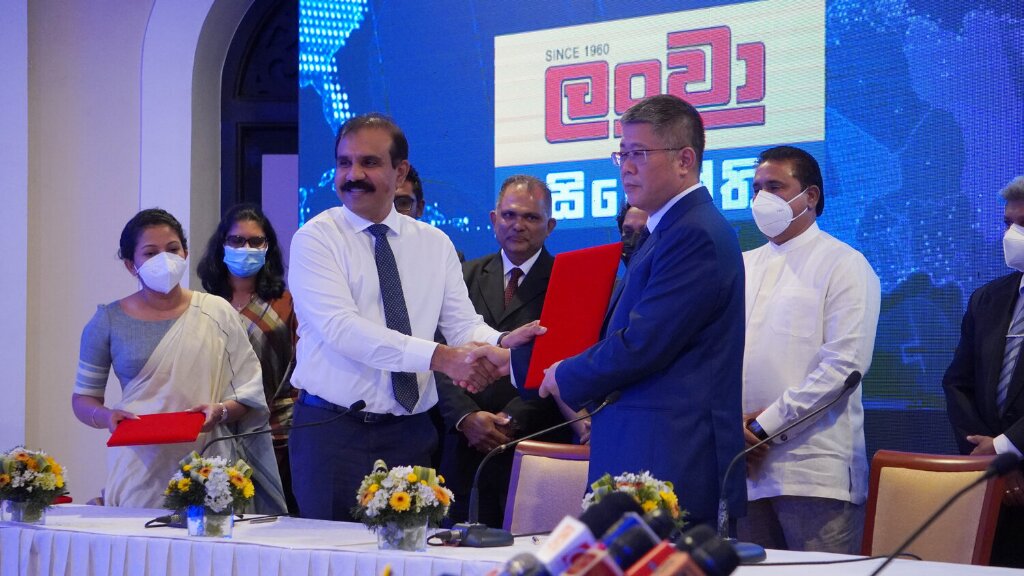 Pic#4 - Nandana Lokuwithana Chairman of Lanwa Sanstha Cement & Johnson Liu - CEO, HIPG exchanging the agreement