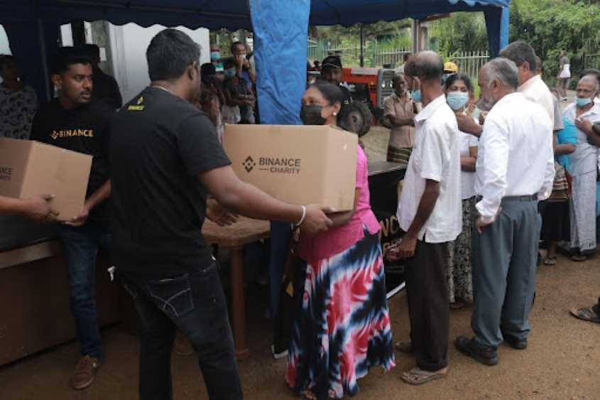 Binance Angel Ishara handing out food packs from Binance Charity to the local residents (LBN Fill)