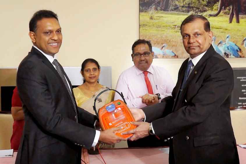 Jude Fernando, Managing Director of Hemas Surgicals & Diagnostics handing over the AED to Major General (Rtd) G.A. Chandrasiri Chairman of Airport & Aviation Company (Pvt) Ltd. (LBN)