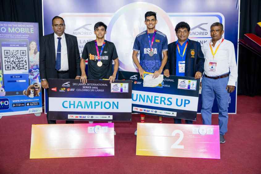 Indonesia's Jeland Fajar (left) beat Sri Lanka's Buwaneka Goonathilleka (right) to claim the Men's SIngles gold (LBN)