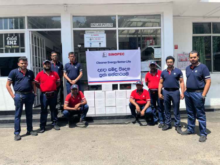 Sinopec staff from Sunil Gunaratne Filling Station in Medamahanuwara and K. P. Thethumathi Filling Station in Panwila supported the fresh water distribution. (LBN)